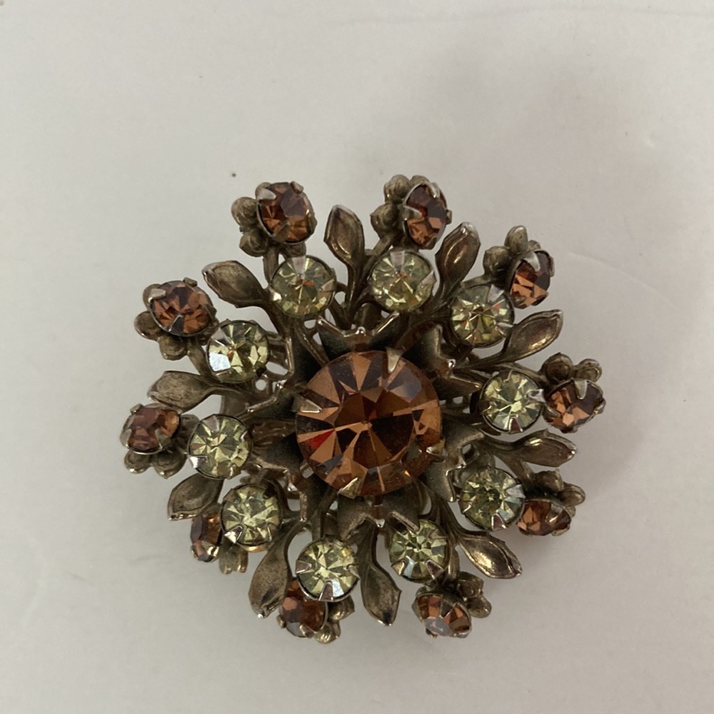 Z13 Costume jewelry- Brooch that looks like a flower.
